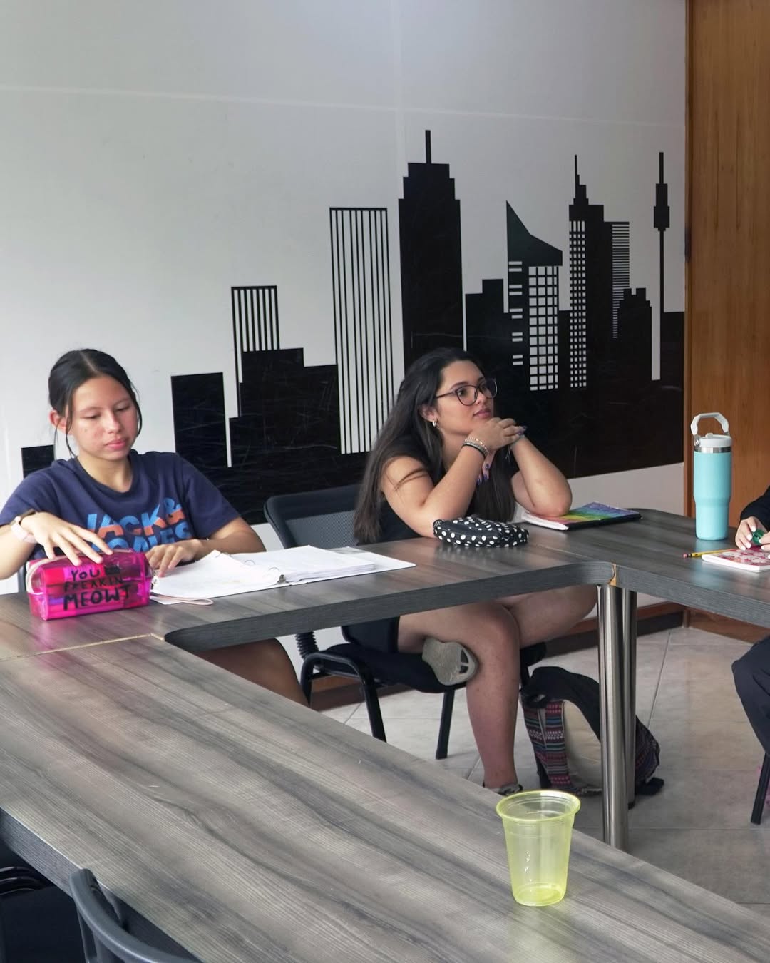 Estudiantes de MOA Academy en experiencia grupal.